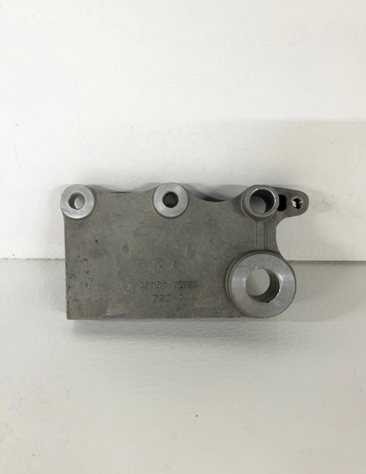 2013 2014 2015 2016 2017 Kawasaki ninja 300 rear brake caliper bracket 43034-0021-18R ( 001065 )